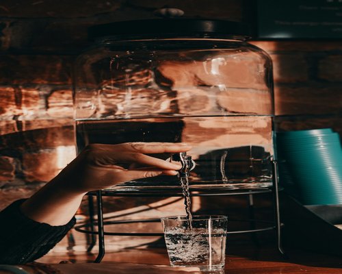 Persona bebiendo agua fresca